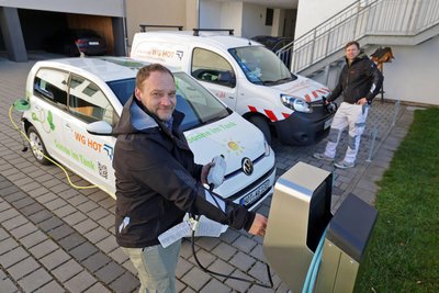 Sebastian Andermann (vorn) und Florian Drechsel sind mit E-Autos der WG HOT unterwegs.