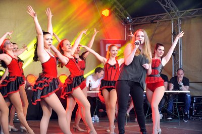 Rappelvoller Markt in Annaberg und 10 bestens aufgelegte Kandidatinnen. Heimspiel für die Scheinbergerin Lisa-Marie Lang.