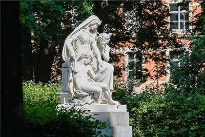 Seit 1938 steht die Figurengruppe "VierTageszeiten" von Johannes Schilling im Park.