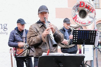 Die Dixie-Kings aus Magdeburg sorgten für die passende Musik auf dem Schlosshof.