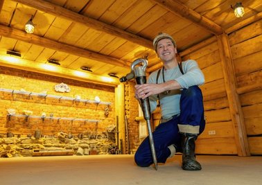 Der Mann und sein Werk. Michael Straub im neuen Veranstaltungsraum seines Bergbaumuseums.