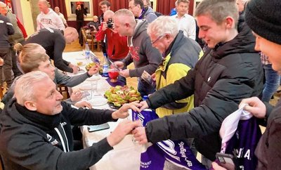 Zahlreiche Fans nutzten beim Stammtisch die Chance auf ein Autogramm von Veilchencoach Pavel Dotchev. Auch eine Spendenbox machte die Runde. 