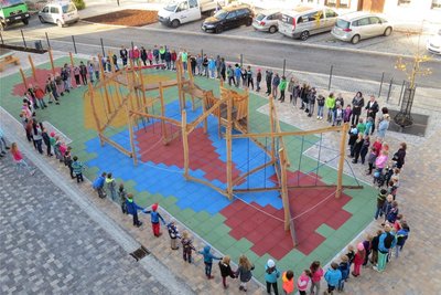 Kommt für den Spielplatz Tirpersdorf Belag wie in Adorf (Foto)? Der Bürgermeister ist skeptisch.