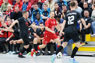 Wie hier beim Spiel des Leubnitzer SV (in Rot) gegen den 1. FC Rodewisch geht es am Wochenende wieder um den Einzug in die Zwischenrunde.