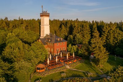 Ein beliebtes Ausflugsziel im Sommer wie im Winter: das Berghotel und Restaurant Pöhlberg samt Biergarten.