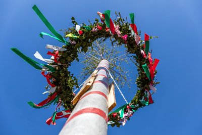 Am Abend des Hexenfeuers oder am 1. Mai wird in vielen Orten ein geschmückter Maibaum aufgestellt.