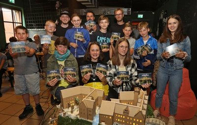 Eine selbst produzierte CD halten die Macherinnen und Macher von "Hörklang" in ihren Händen.