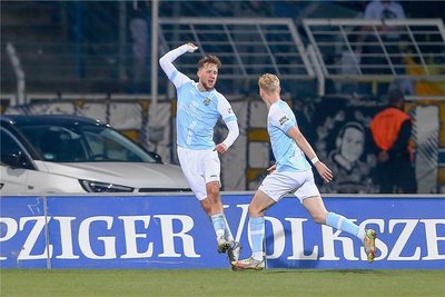 Torschütze Tim Campulka (li.) und Max Roscher bejubeln den Siegtreffer des CFC. 