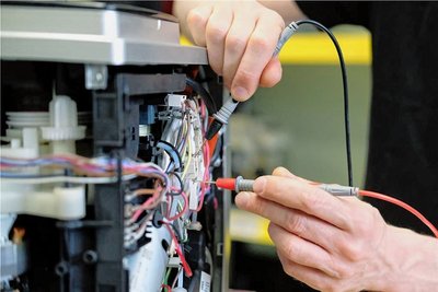 Ist der Kaffee-Vollautomat kaputt, muss er nicht zwangsläufig ersetzt, sondern kann auch repariert werden. 