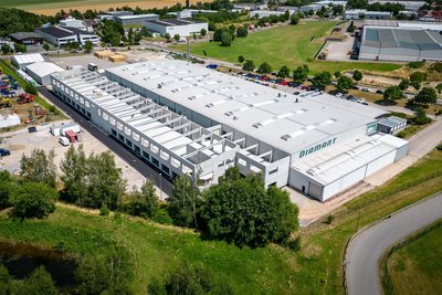 Die Bauarbeiten bei Diamant von einer Drohne aus. Inzwischen ist die neue Versandhalle fertiggestellt, die Produktionshalle befindet sich im Bau.