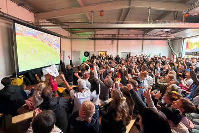 Rodewisch im WM-Fieber am Sonntag zum Auftakt der deutschen Elf gegen Curaçao. Auch Mitarbeiter aus dem Klinikum jubelten mit beim Public Viewing in der Feuerwehr.
