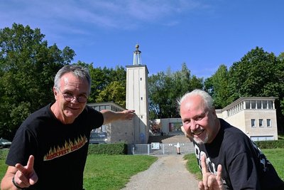 Die Musiker Hendrik Matthes (links) und Thomas Lang lassen am Samstag die Puppen tanzen. Sie veranstalten ein erstes Chemnitzer Rockfest auf der Küchwaldbühne - Wiederholung bei Erfolg nicht ausgeschlossen. 