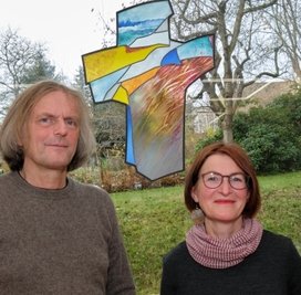 Das Künstlerehepaar Andreas und Anke Rudloff aus Adorf hat die Entwürfe für das Glaskreuz im Reichenbacher Lutherhaus geliefert. Am Sonntag wurde das Kreuz geweiht. 