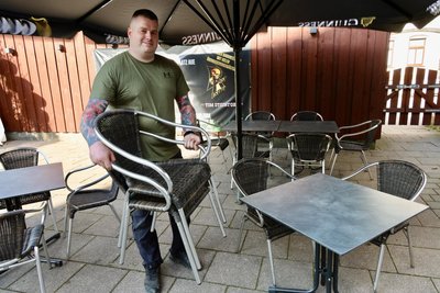 Ist diese Woche in die Biergarten-Saison gestartet: das Irish Pub „An Sibin“ in Aue. Inhaber Tobias Ahrens stellt im Außenbereich Stühle und Tische auf.
