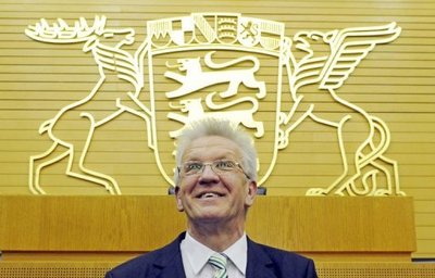 Winfried Kretschmann dürfte der erste grüne Ministerpräsident Deutschlands werden. Grüne und SPD errangen bei der Landtagswahl in Baden-Württemberg einen historischen Sieg und können die nächste Landesregierung stellen. Nach fast 58 Jahren verliert die CDU die Macht.