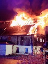 Flammen loderten am Sonntag aus dem Ex-Ferienheim. 
