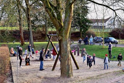 Auf dem Spielplatz An den Teichen in Werdau ist auch in der Woche über viel Betrieb.