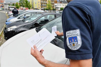 Auf dem Parkplatz Eherne Schlange in Freiberg wird der Rummel zum Bergstadtfest aufgebaut. Mitarbeiter der Polizeibehörde Freiberg haben am Donnerstag Hinweiszettel verteilt, dass der Platz ab Sonntag gesperrt ist.