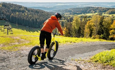 Monsterroller können ab 2023 an der Hohen Reuth ausgeliehen werden. Eine eigens für sie angelegte Strecke ergänzt das Angebot der Bikewelt.