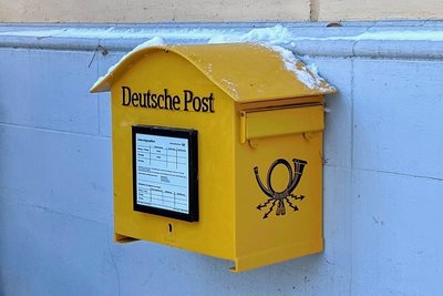Dieser restaurierte Briefkasten hängt seit Mai 2021 am Rathaus in Hainichen. 