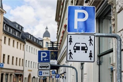 Ein Zusatzschild weist auf den Parkplatz für Carsharing-Fahrzeuge hin. Wer unberechtigt da parkt, riskiert ein Bußgeld von 55 Euro – und dass er abgeschleppt wird. Auch auf dem Boden ist der Parkplatz extra gekennzeichnet.