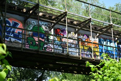 Graffiti im Bereich der Bahnbrücke zwischen Rochlitz und Penna.