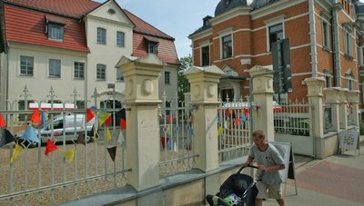 
              <p class="artikelinhalt">2005 bezog die Bibliothek die Räume im ehemaligen Gesundheitsamt (rechts) in der Holzstraße. Seitdem grenzen Museum und Bücherei aneinander. In deren Hof wird erstmals gemeinsam ein Fest ausgerichtet. </p>
            