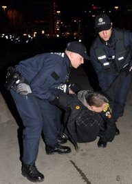 Nach der Landtagswahl in Baden-Württemberg sind Gegner des Bahnhofsprojekts "Stuttgart 21" zum Hauptbahnhof gezogen und stürmten die Baustelle. Es kam zu Auseinandersetzungen mit der Polizei.