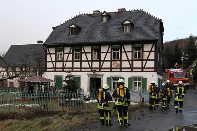 Zu einem Brand in Hennersdorf rückte die Feuerwehr am Mittwoch 14.38 Uhr aus. Nach dem Löscheinsatz wurde die Tür versiegelt.