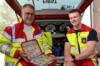 Auch Notarzt Dr. Andreas Einenkel (l.) gehört zu den First Respondern. Im Bild bespricht er mit Niclas Harnisch die Medikamente, die mit im neuen Fahrzeug sind.