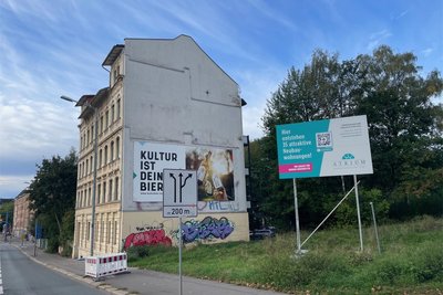 Bislang steht erst das Bauschild auf einer Wiese an der Leipziger Straße.