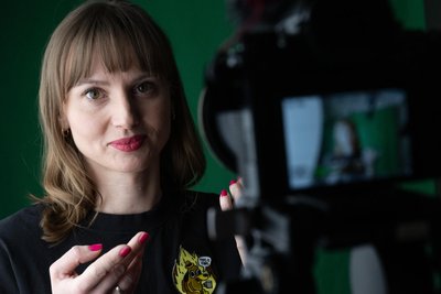 Tina Goldschmidt aus Markkleeberg sitzt zu Hause in ihrem Studio vor einer Kamera. Die promovierte Soziologin und gebürtige Chemnitzerin darf in der Humorzone nicht fehlen.