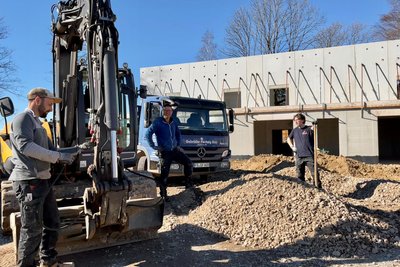 Philipp Flechsig, Hardy Flechsig und Azubi Lukas Mühlberg am Rohbau.