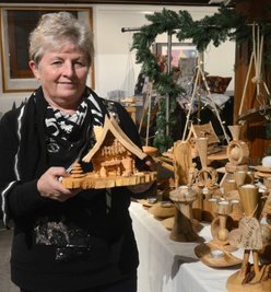 Petra Günther aus Stützengrün mit einem von ihrem Mann gebauten Räucherhäuschen an ihrem Verkaufsstand. 