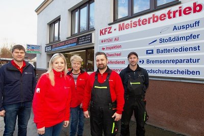Daniel Hirschberg (2. von rechts) hat mit Jahresbeginn Alexander Schönsteins (links) Werkstatt und Kfz-Zubehörhandel an der Melanchthonstraße übernommen. Mandy Hirschberg (2. von links) steigt mit in das Unternehmen ihres Mannes ein. Außerdem auf dem Foto: Sigrun Schönstein und Ronny Bacher.
