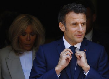 Emmanuel Macron, Präsident von Frankreich, und seine Frau Brigitte Macron verlassen nach ihrer Stimmabgabe das Wahllokal. 