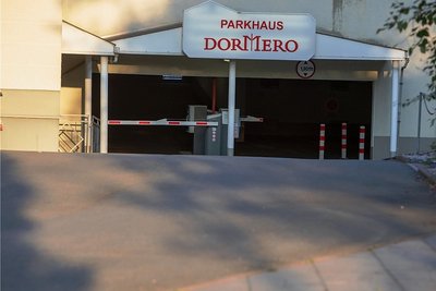 Das Parkhaus am Theater von der Melanchthonstraße aus fotografiert: Die Hotelkette Dormero will dort jetzt klar Schiff machen.