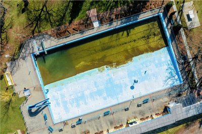 Im Rochlitzer Stadtbad ist noch einiges am Schwimmbecken zu tun. Nach der Reinigung kommt neues Wasser hinein. 
