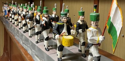 Vor zehn Jahren zum 90. entstand als Gemeinschaftsarbeit der Schnitzer dieser Bergaufzug. 