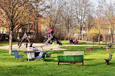 Gepflegt und sauber, so zieht der Spielplatz nahe dem Blankenhainer Schloss viele Familien an.