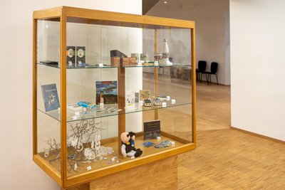 Die aufgemöbelte Ausstellungsvitrine im Plauener Rathausfoyer.
