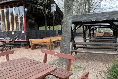 Teilweise überdachte Sitzplätze bietet der Imbiss in der „Alten Ziegelei“ in Niederwürschnitz. Es gibt regionales Bier, Softeis und typische Imbiss-Gerichte.