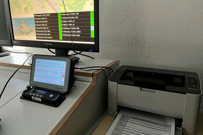 Der Funkraum der Hauptwache in Schwarzenberg. Auf dem kleinen Display laufen die Einsätze auf, daneben steht ein Laserdrucker, mit dem die Einsatzdispo ausgedruckt wird. Am Rechner wird der Wetterradar verfolgt.