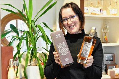 Mandy Fiebig, Mitarbeiterin im Schloßcafè in Freiberg, zeigt den Freiberger Whisky, der in der Tiefe des Bergbaus reift. 