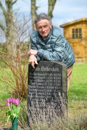 Die Grabkreuze sind verschwunden: Helmut Friebel am Gedenkstein für Verstorbene aus den letzten Kriegstagen, darunter Besatzung und Passagiere der geheimnisumwitterten Junkers aus dem eingekesselten Berlin.