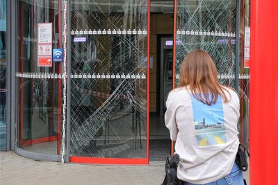 Sparkassen-Filiale an der Leipziger Straße. Ende August randalierte dort ein junger Mann. Ein Passant filmte ihn – und wurde schließlich von dem Randalierer angegriffen.