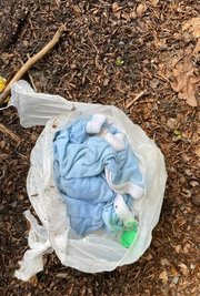 In einem der weg geworfen Windelbeutel wurde auch gleich Babykleidung mit entsorgt. 