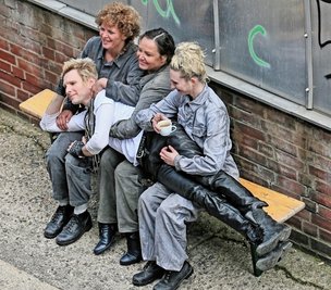 Schauspieler während der Dreharbeiten in der Seilfabrik. 