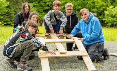 Schüler von der DPFA-Regenbogen-Schulen in Zwickau haben in Eich aus Holzbrettern eine Leonardo-Brücke gebaut. 