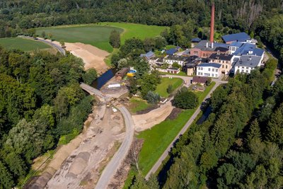 Erst wenn der Neubau fertiggestellt ist, der rechts von der aktuellen Brücke entsteht, wird diese abgerissen. Errichtet wurde sie vor 97 Jahren.